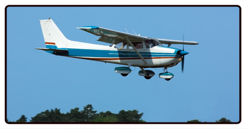 Flying Cessna 172 Desk Mat