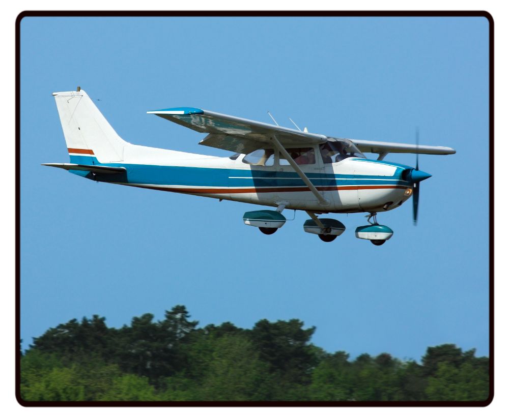 Flying Cessna 172 Desk Mat