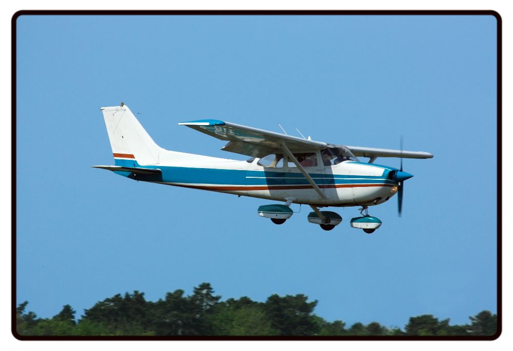 Flying Cessna 172 Desk Mat