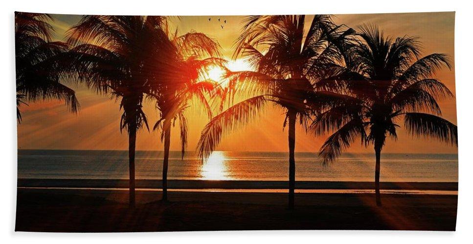 Palm Calm - Bath Towel