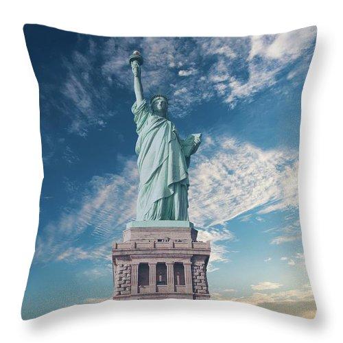 Statue Of Liberty - Throw Pillow